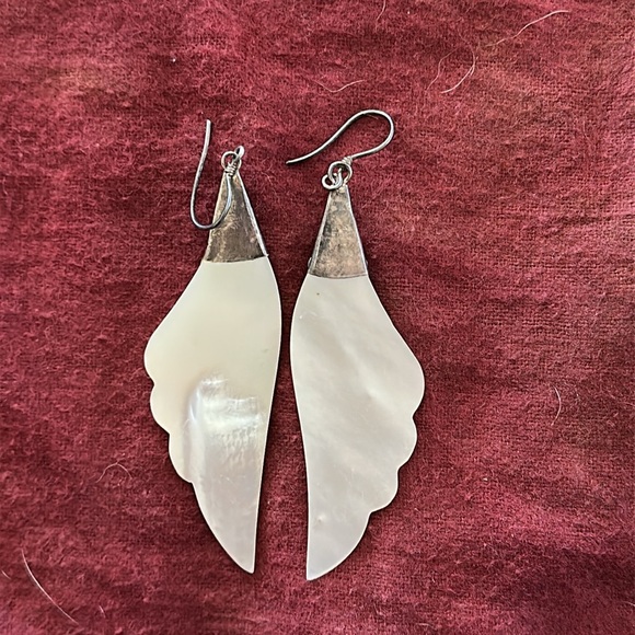 Two pairs of shell earrings. - Picture 5 of 8